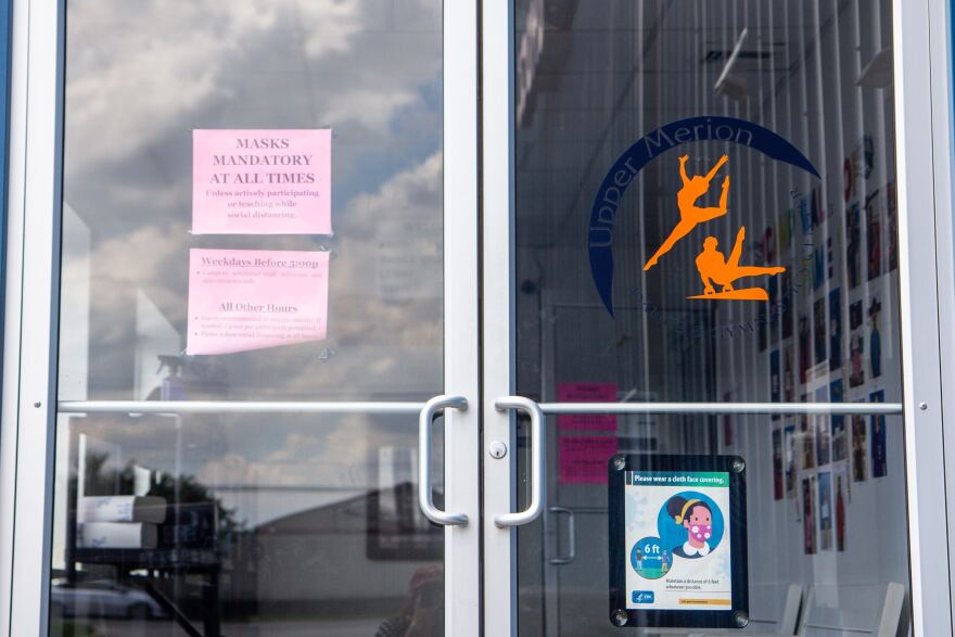 signs_at_the_upper_merion_dance_and_gymnastics_center_call_for_cloth_masks_to_be_worn_when_in_the_building..jpg