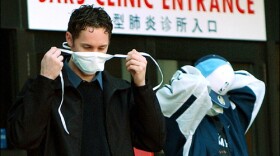 Patients put on face masks as they leave the SARS clinic hospital in Toronto during the 2003 outbreak | Hung Vo | https://flic.kr/p/6e7oRh