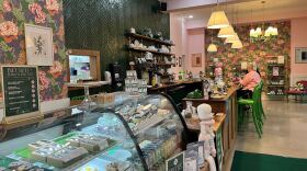 Customers enjoy drinks made at Kelly's Greens in a relaxing boutique atmosphere.