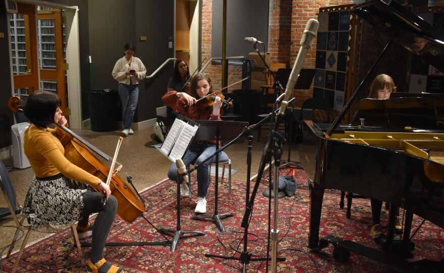Elizabeth Stubblefield (violin), Gloria Miller (cello), and Kate Gordon (piano) play "Piano Trio in C Minor, Op. 1, No. 3" by L.V. Beethoven