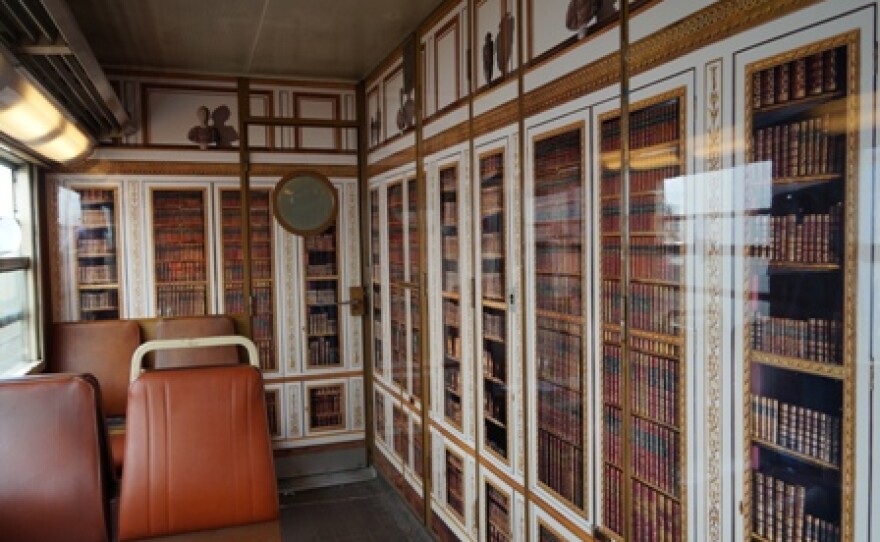 The <em>bibliothèque</em>, or library, car.