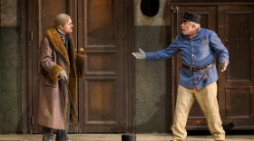 Lukas Schmidt (Dr. Blind) and Michael Niavarani (Frosch) in Die Fleder