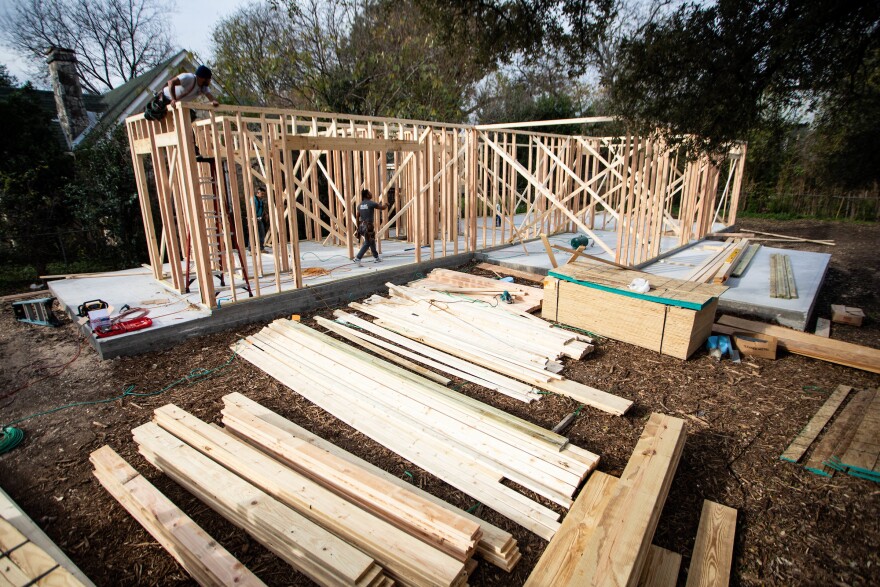 La estructura de madera de una casa en obras.