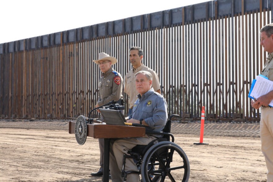 El gobernador Greg Abbott presenta la nueva construcción del muro fronterizo en la ciudad de Río Grande