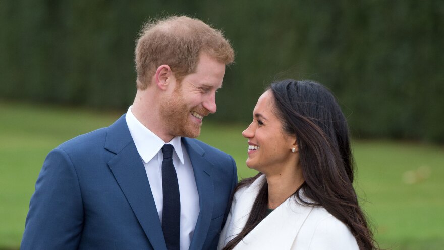 Prine Harry and Meghan Markle pose for a picture