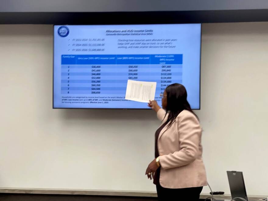 Phimetto Lewis, gerente del Departamento de Vivienda y Desarrollo Comunitario, explica cómo los fondos serán repartidos para el nuevo ciclo de los años fiscales del 2026-2029 en la última sesión de participación comunitaria en Alachua County Sports and Event Center el 20 de febrero de 2026. Foto por: Dulce Rodriguez-Escamilla.