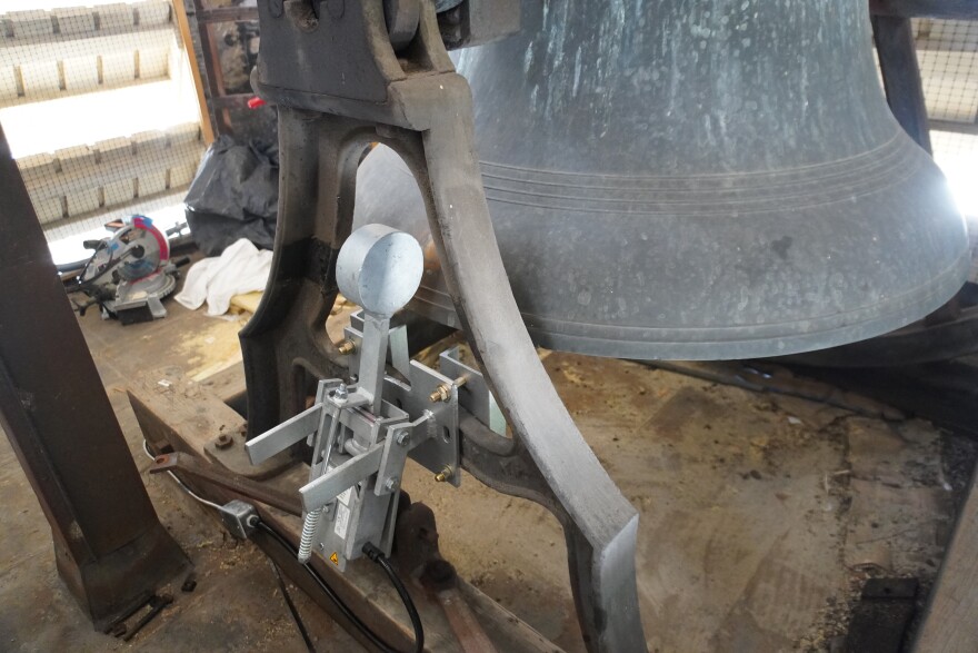 The silver device at the bottom left of the bell is an electronic striker, which will automatically ring the bell each hour between 6 a.m. and 8 p.m. The previous hand striker, which employees had to manually trigger, broke sometime around the year 2005. 