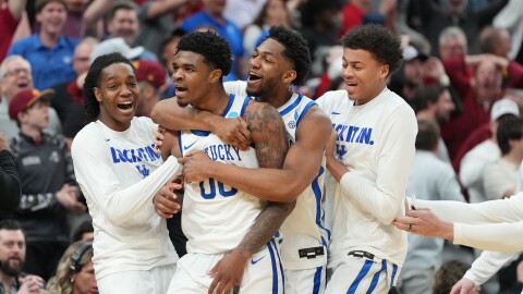 Kentucky's Otega Oweh (00) is congratulated by teammates after sinking a basket at the end of regulation to send the game into overtime in the first round of the NCAA college basketball tournament against Santa Clara, Friday, March 20, 2026, in St. Louis. (AP Photo/Jeff Roberson)