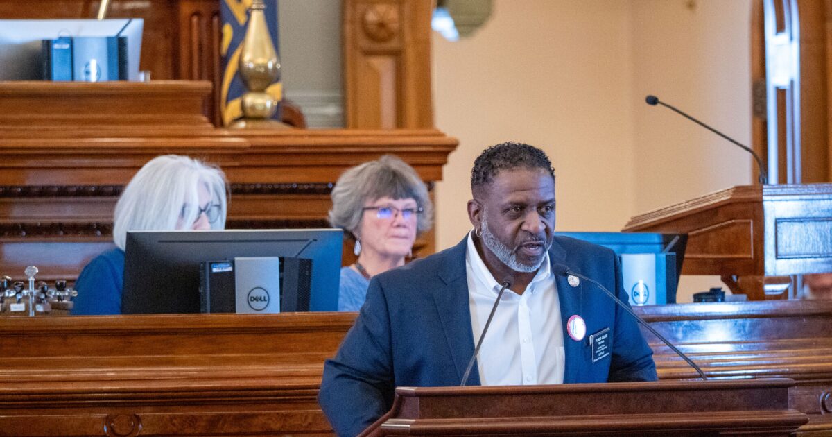 La Legislatura de Kansas aprueba ley de libertad de expresión en honor a Charlie Kirk, anulando el veto del gobernador.