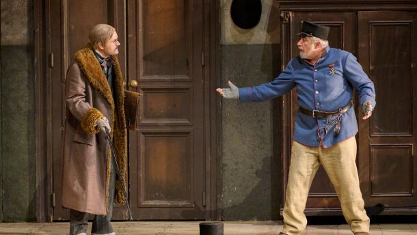Lukas Schmidt (Dr. Blind) and Michael Niavarani (Frosch) in Die Fleder