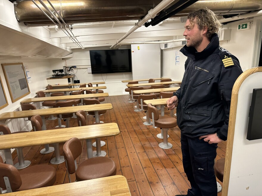 A man stands in the classroom of the Statsraad Lehmkuhl.