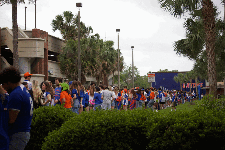 Fanaticada a las afueras a minutos de entrar al O’Connell Center a ver la final de la NCAA. Foto por: Ana Matute.