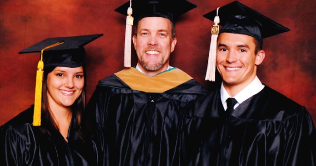 Family Of Grads Retiring Announcer Among Usf Commencement Highlights Wusf Public Media Argosy University Graduation 2022 Sarasota Cap And Gwon