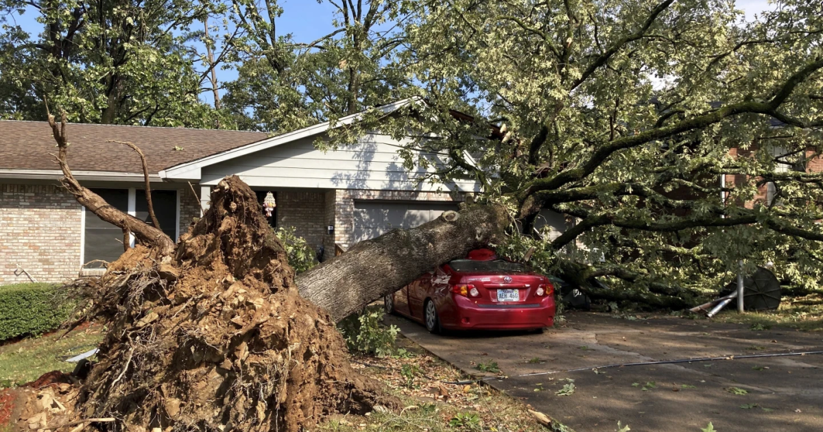 Strong winds cause damage, power outages in Little Rock