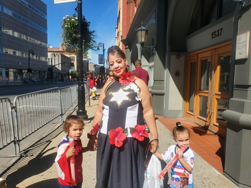 Jessy Serrano asistió al Desfile Puertorriqueño de Springfield 2023 celebrado el 17 de septiembre de 2023 en Springfield Mass., con sus dos hijos. Ella diseñó su vestido.