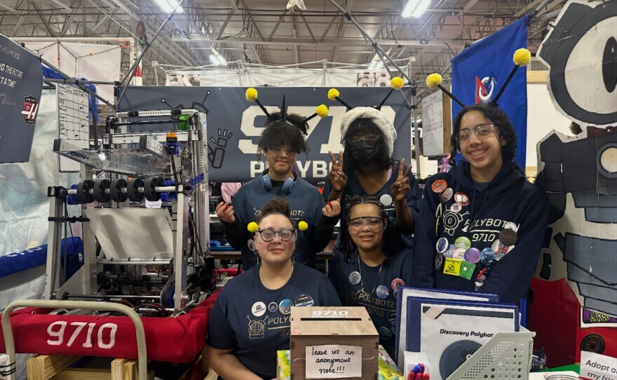 Estudiantes del equipo “Discovery Polybotz” de Springfield.