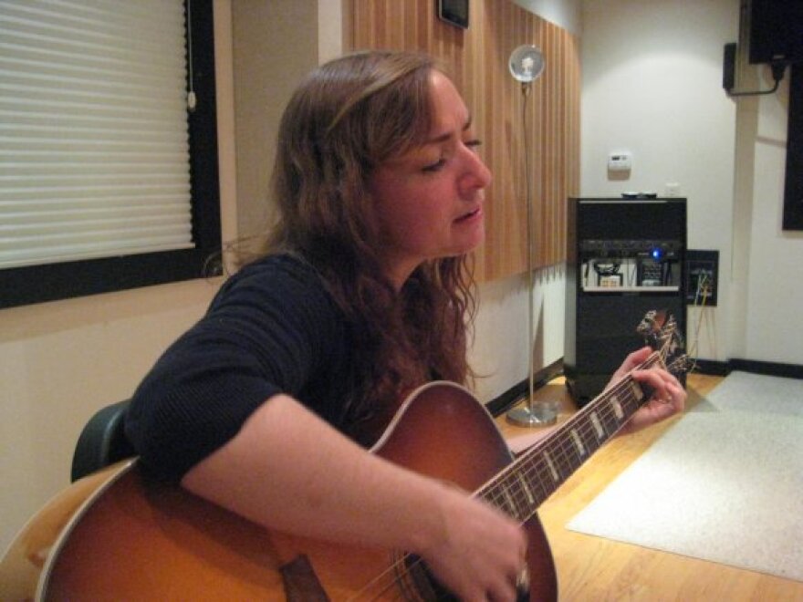 Singer/Songwriter Rachel Brooke