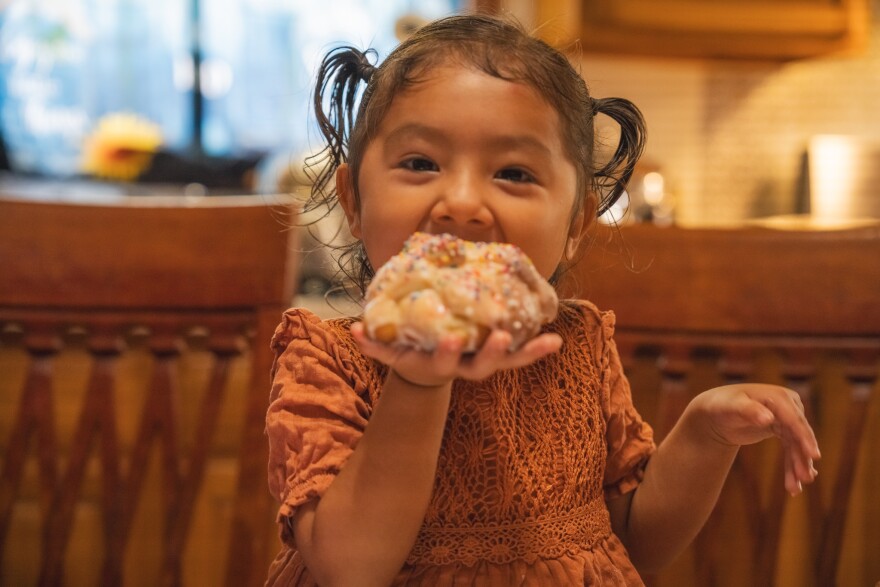 Luna Robles, hija de Ana Karen Robles, la mente detrás del pan de muerto más cotizado en Nashua. El pan de muertos le recuerda a los mexicanos sobre los seres queridos que ya fallecieron.