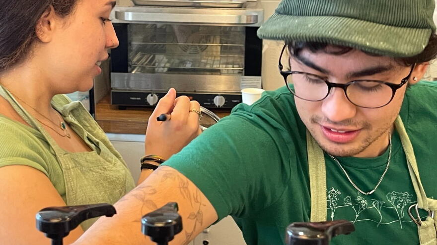 Sofía Ortiz y Titán Wojciak serviendo café para sus clientes en el nuevo restaurante. Foto por: Dulce Rodriguez-Escamilla.