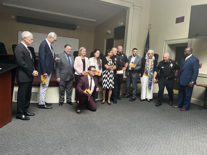 Funcionarios del gobierno local y estatal reunidos en el Ayuntamiento de Nashua este miércoles.