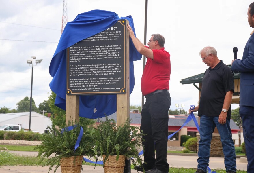 The Mayor of Metropolis unveils the marker honoring Annie Turnbo Malone at a cermony on August 7, 2023.