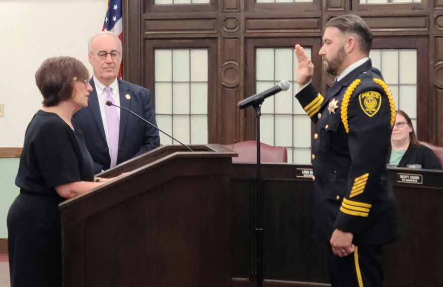 Macomb City Clerk Renee Lotz administers the Oath of Office to Police Chief Todd Tedrow while Mayor Mike Inman looks on.