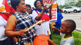 Supporters of the TPS program in front of Universal Studios. Photo: Monivette Cordeiro