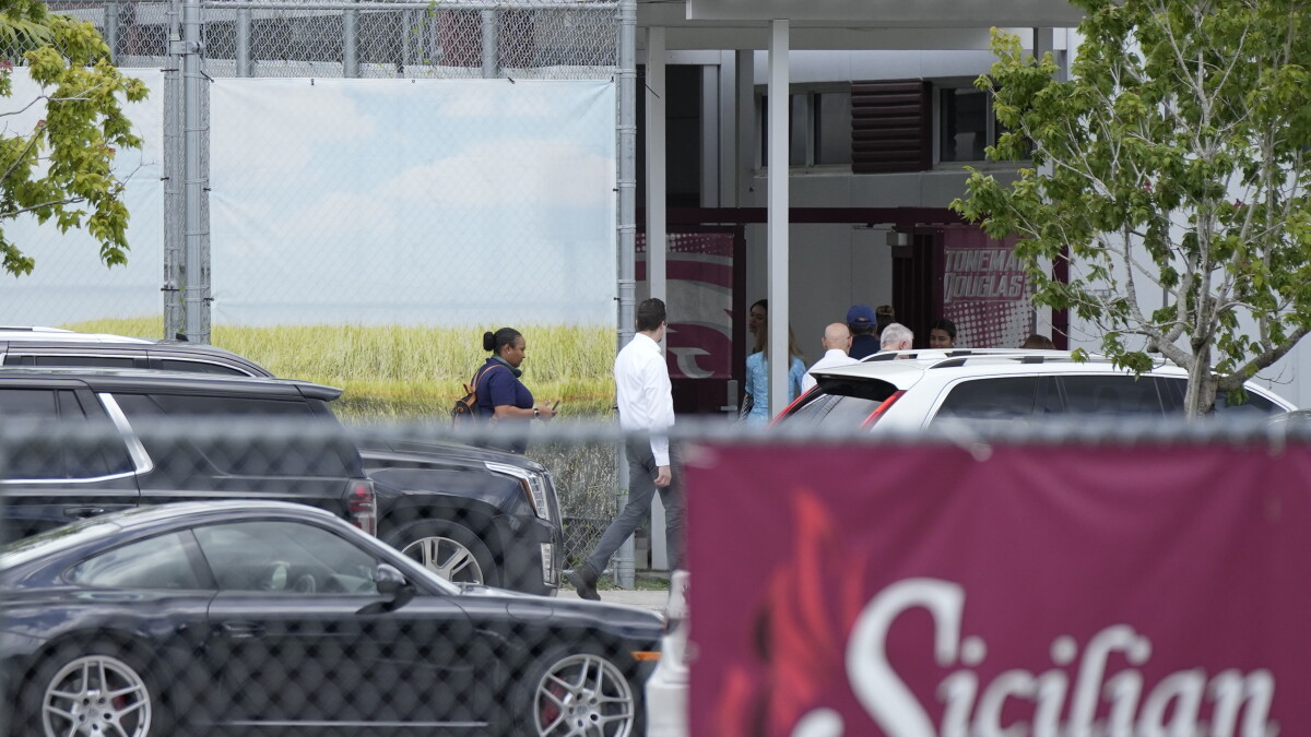 Victims' families tour the Parkland school shooting site - Vimarsana News
