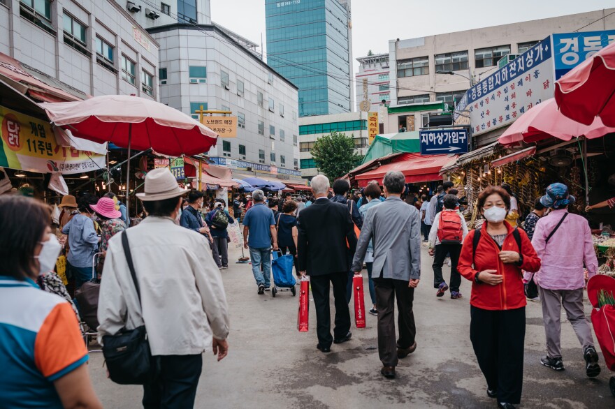 Visitors crowd the Gyeongdong Market in eastern Seoul on Sept. 29, a day before the start of the Chuseok holiday.