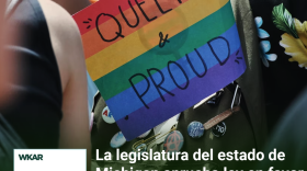 En la imagen se puede observar una bandera arcoiris del orgullo LGBTQ y una pancarta que dice en ingles: "Cuir y Orgulloso". En el lado inferior de la imagen esta el logo de Que Onda Michigan sobre un fondo blanco. En la parte derecha las siguientes palabras estan escritas: "La legislatura del estado de Michigan aprueba ley en favor de la comunidad LGBTQ." En el lado superior de la imagen se encuentra las pablaras "WKAR" en color blanco.  y "Episodio 92".