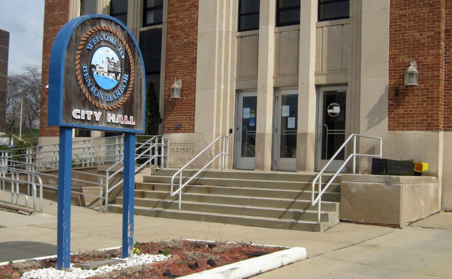 Benton Harbor City Hall front steps