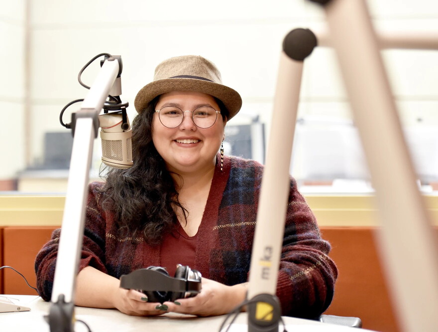 Elizabeth Román, productora ejecutiva de Latinos de Aquí, New England Public Media.