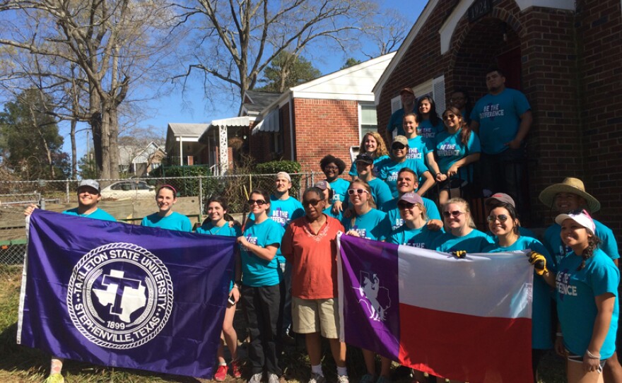 All 24 Tartleton State students pose with Miss Deborah in front of her house.