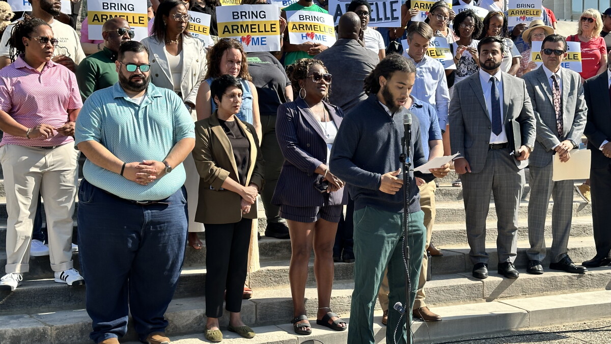 Community rallies behind Louisville woman detained by ICE as attorneys prepare for bond hearing