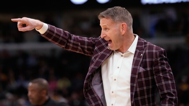 Alabama head coach Nate Oats points on the sideline during the first half in the Sweet 16 of the NCAA college basketball tournament against Michigan, Friday, March 27, 2026, in Chicago. (AP Photo/Nam Y. Huh)
