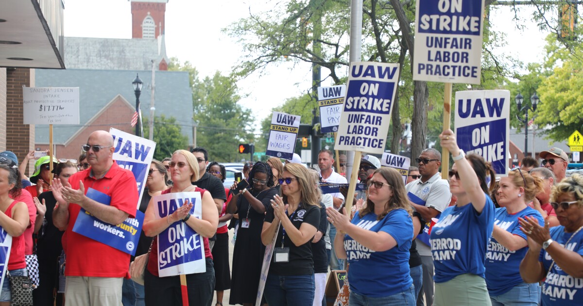 Picketing Lorain County JFS workers rally for Democrats as sides get mediation documents