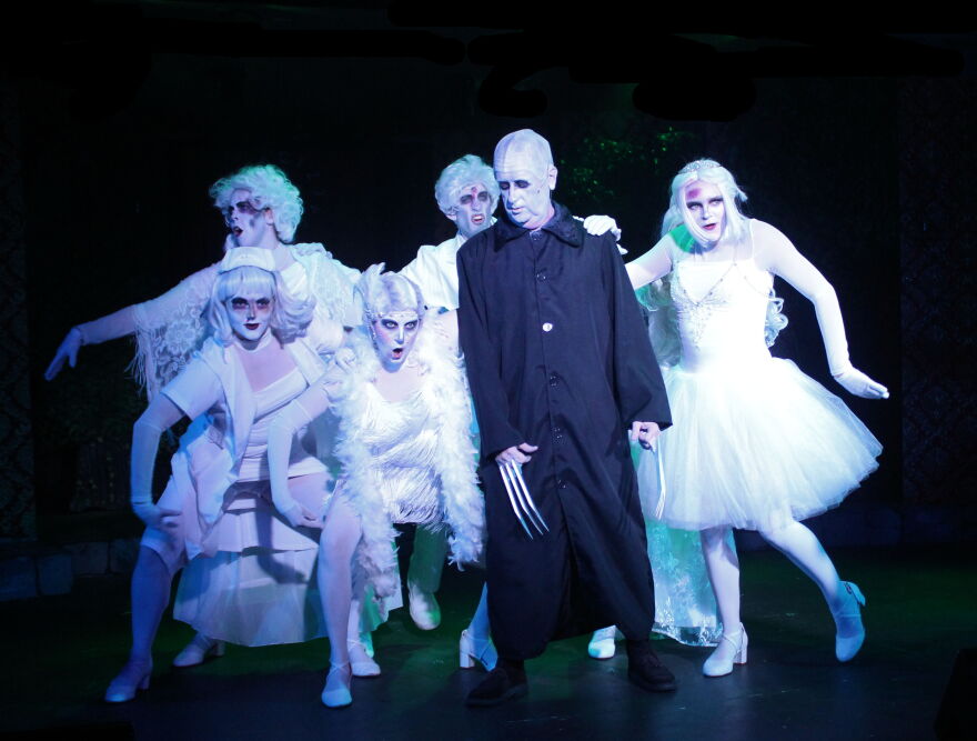 Fester and the ancestors dedicate themselves to helping Wednesday find true love.