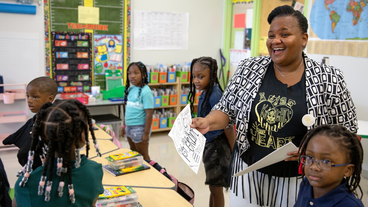 SLPS teacher celebrates 25 years of first days of school - Vimarsana News