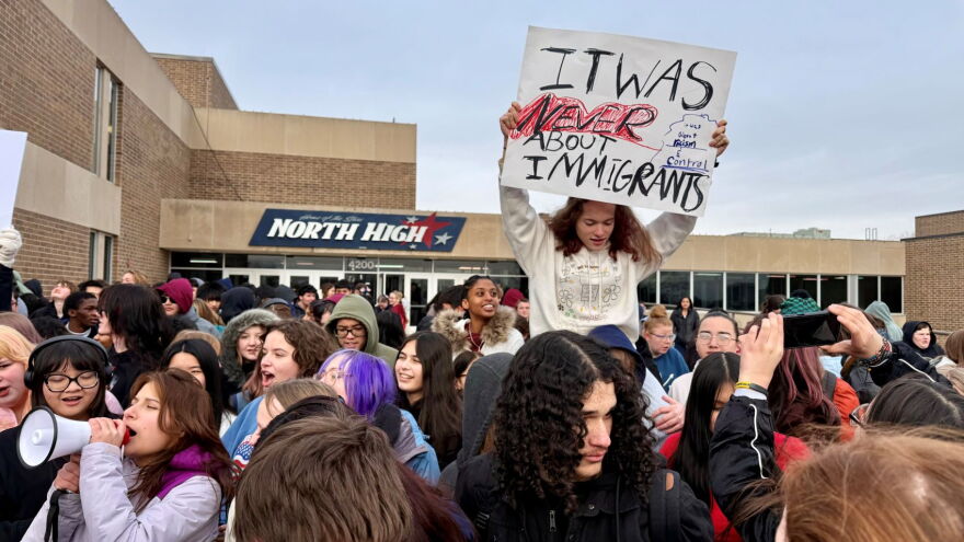 Sioux City students join 'Free America Walkout' to show solidarity ...