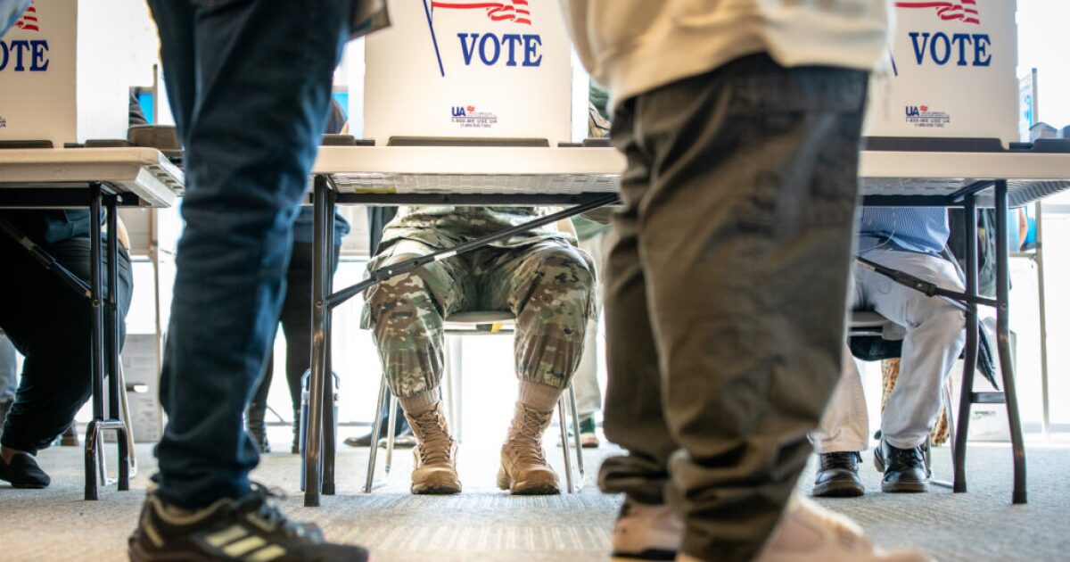 Colorado voters are pessimistic about the economy and elected officials in a new poll 