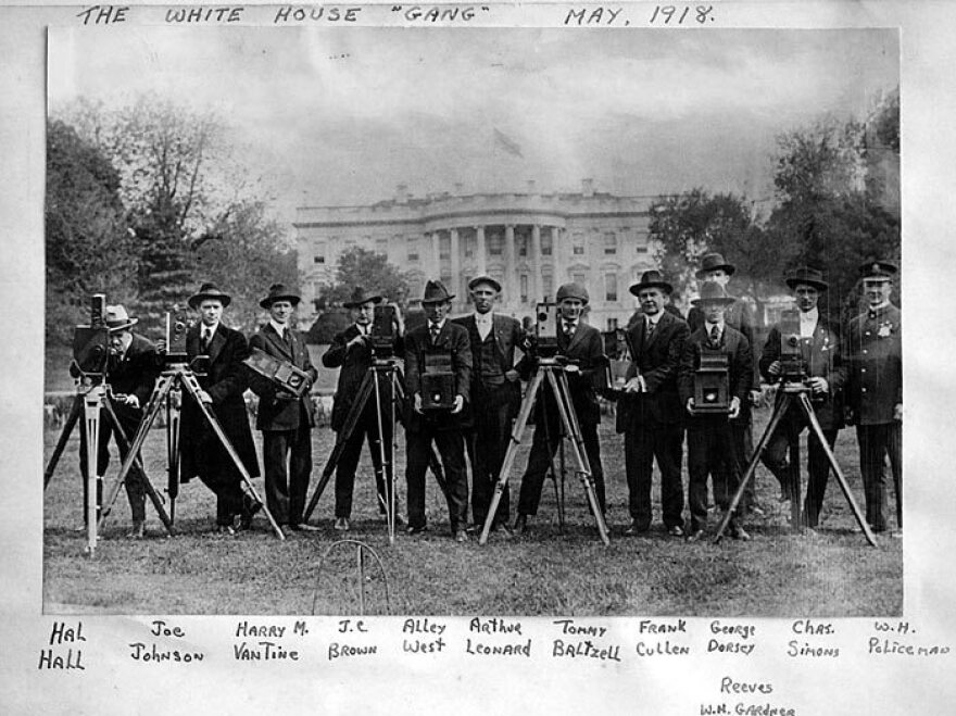 Photographers gather at the White House in 1918.