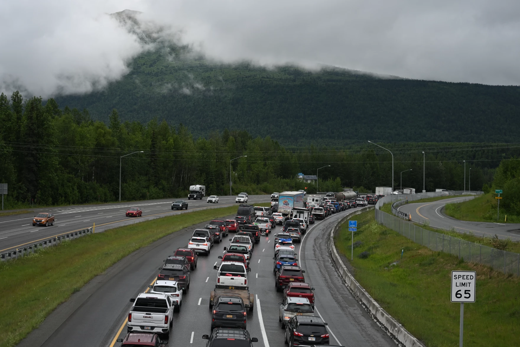 At least 1 dead as Glenn Highway collision snarls traffic near Eagle River