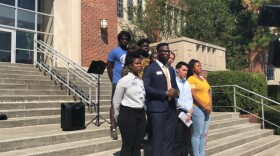 Estudiantes protestan los cambios nuevos afuera de Tigert Hall. (Claudia Perez Brito/ Noticias WUFT)