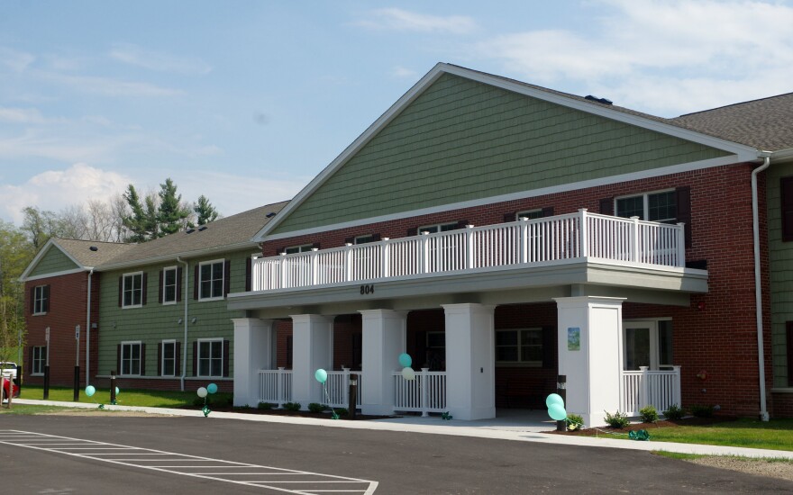 WalnutExterior_PeopleIncWalnutSeniorLiving_2.jpg