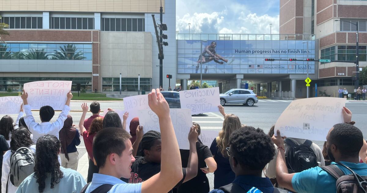 UF医学生は、フロリダのワクチンの任務の廃止に抗議します