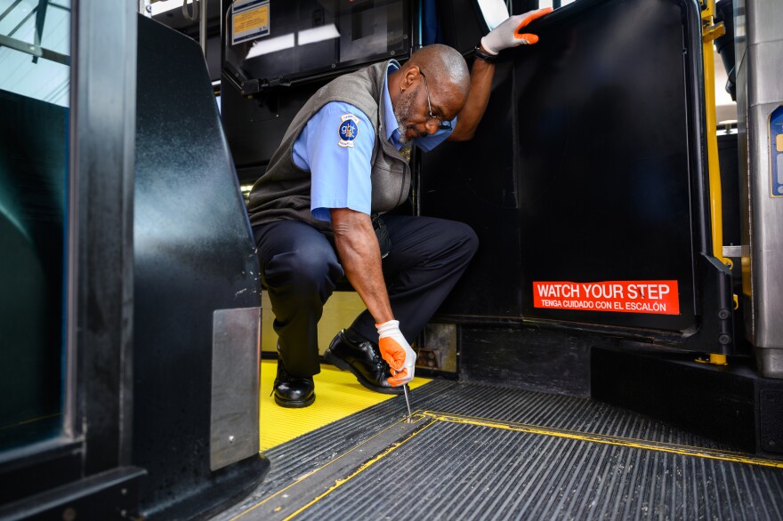 James Gantt, conductor veterano de autobuses en Bridgeport, abre una rampa para pasajeros con dispositivos de movilidad durante una demostración de los elementos de accesibilidad de los autobuses operados por Greater Bridgeport Transit.