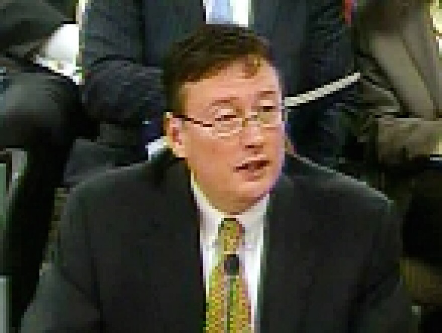 Jackson County Executive Mike Sanders pitches the Kansas City city council on his regional transit plan.