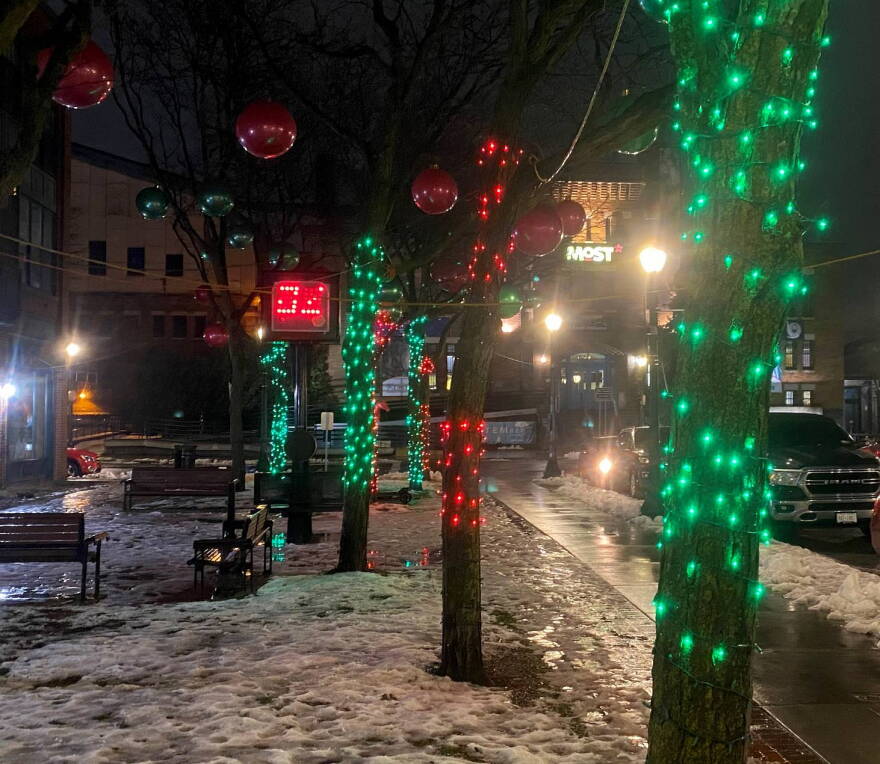 Armory Square Playwrights collaborate with WAER on holiday radio show.