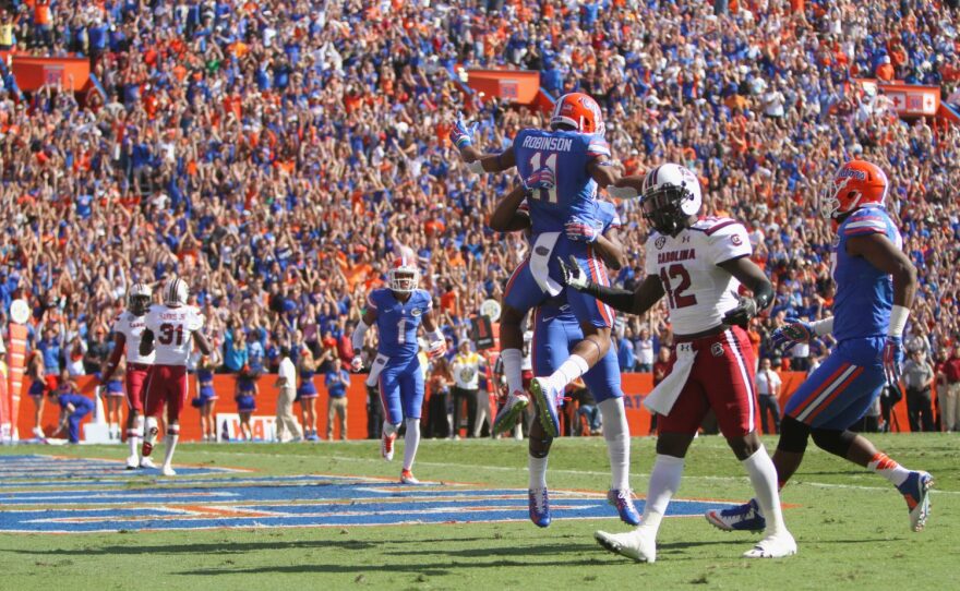 Florida receiver Demarcus Robinson celebrates with his teammates after catching an 11-yard pass from Harris for a touchdown late in the second quarter.