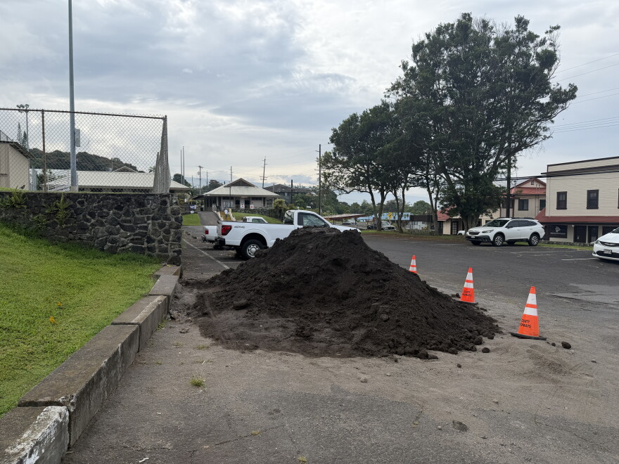A sandpile is seen Arthur L. Greenwell Park in Kealakekua on Hawaiʻi Island. The Hawaiʻi County Department of Public Works is providing sandpiles so residents can make their own sandbags.